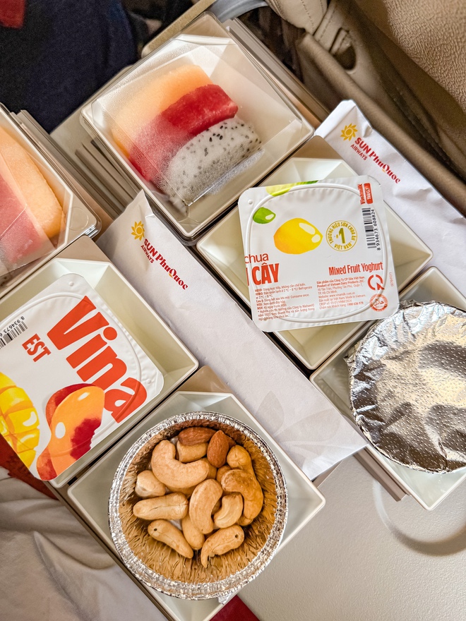 Review chuyến bay đầu tiên Sun PhuQuoc Airways: Nội thất sang, giá vé ổn nhưng suất ăn có 1 chi tiết gây chú ý- Ảnh 6.
