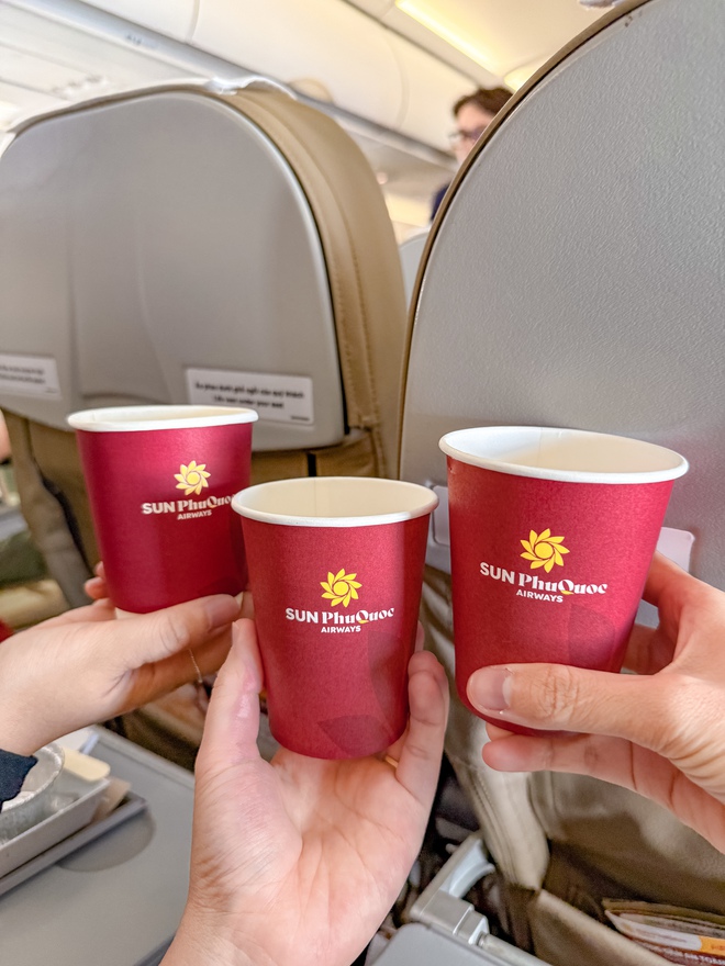 Review chuyến bay đầu tiên Sun PhuQuoc Airways: Nội thất sang, giá vé ổn nhưng suất ăn có 1 chi tiết gây chú ý- Ảnh 7.