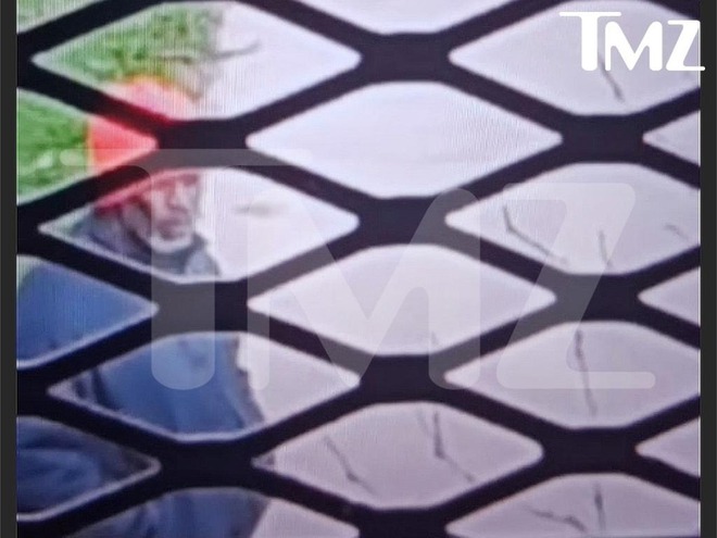 Sốc nặng hình ảnh trong tù của "kẻ săn mồi tình dục" Diddy: Ngoại hình hốc hác, già nua không thể nhận ra- Ảnh 2.