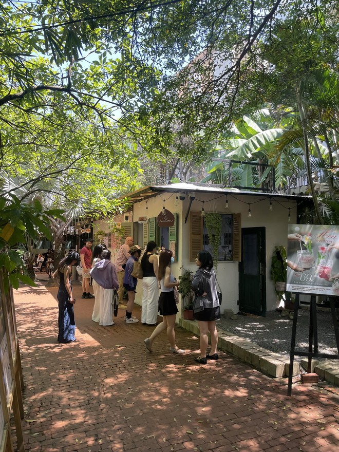 1.000 người chen chúc trong "rừng" chỉ để ăn xôi tại khu nhà giàu TP.HCM- Ảnh 1.