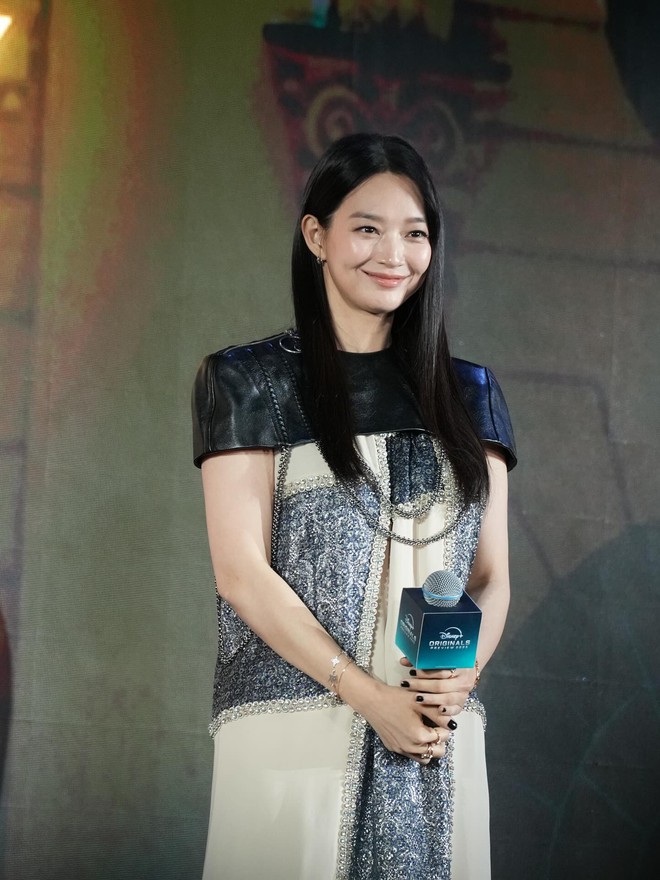 Chiếc váy Louis Vuitton "dính lời nguyền", ai mặc cũng gặp chuyện- Ảnh 3.