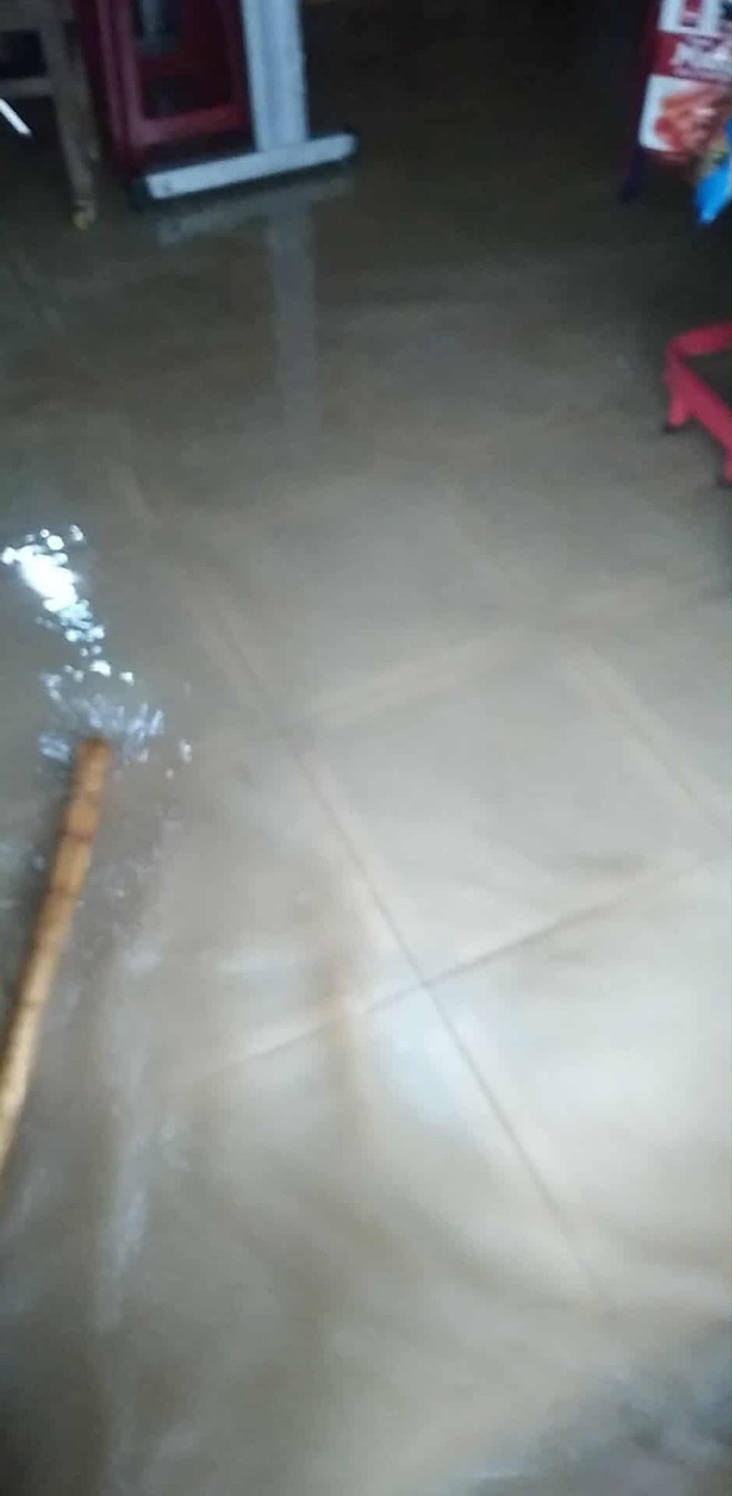 Mất liên lạc vì ba mẹ “mắc kẹt” giữa mưa lũ: Điều đáng sợ nhất đã xảy ra với những đứa con xa nhà- Ảnh 4.