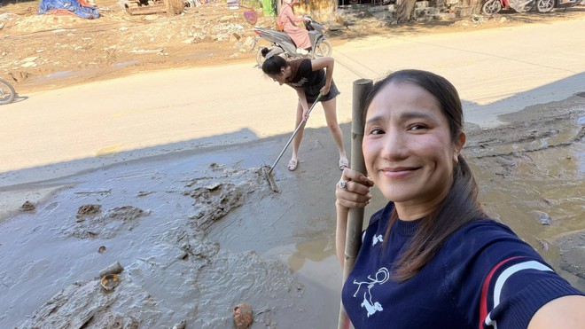 Nhà sao Vbiz ngập bùn đất sau lũ: Cả gia đình tất bật dọn dẹp, thiệt hại 2 xe máy- Ảnh 4.