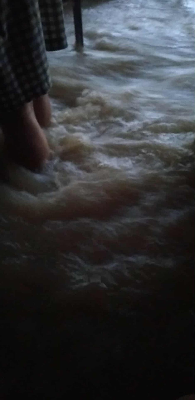 Mất liên lạc vì ba mẹ “mắc kẹt” giữa mưa lũ: Điều đáng sợ nhất đã xảy ra với những đứa con xa nhà- Ảnh 3.