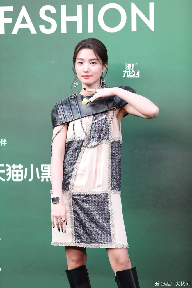 Chiếc váy Louis Vuitton "dính lời nguyền", ai mặc cũng gặp chuyện- Ảnh 6.