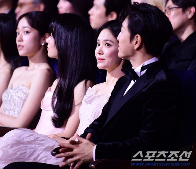 Thái độ lạ của Song Hye Kyo với "tình địch" Son Ye Jin tại Rồng Xanh 2025- Ảnh 4.