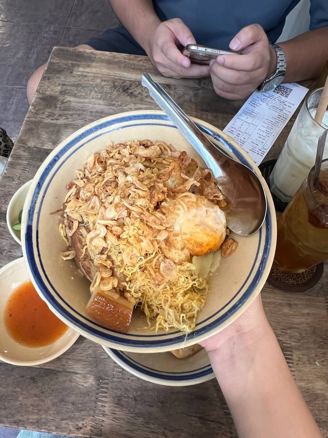 1.000 người chen chúc trong "rừng" chỉ để ăn xôi tại khu nhà giàu TP.HCM- Ảnh 6.