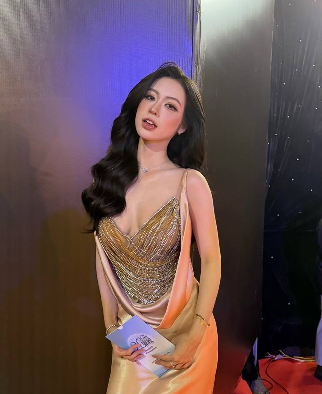 Lọ Lem suýt mất hạng bởi gái xinh 2k5 đang hot- Ảnh 10. Lọ Lem suýt mất hạng bởi gái xinh 2k5 đang hot- Ảnh 10.