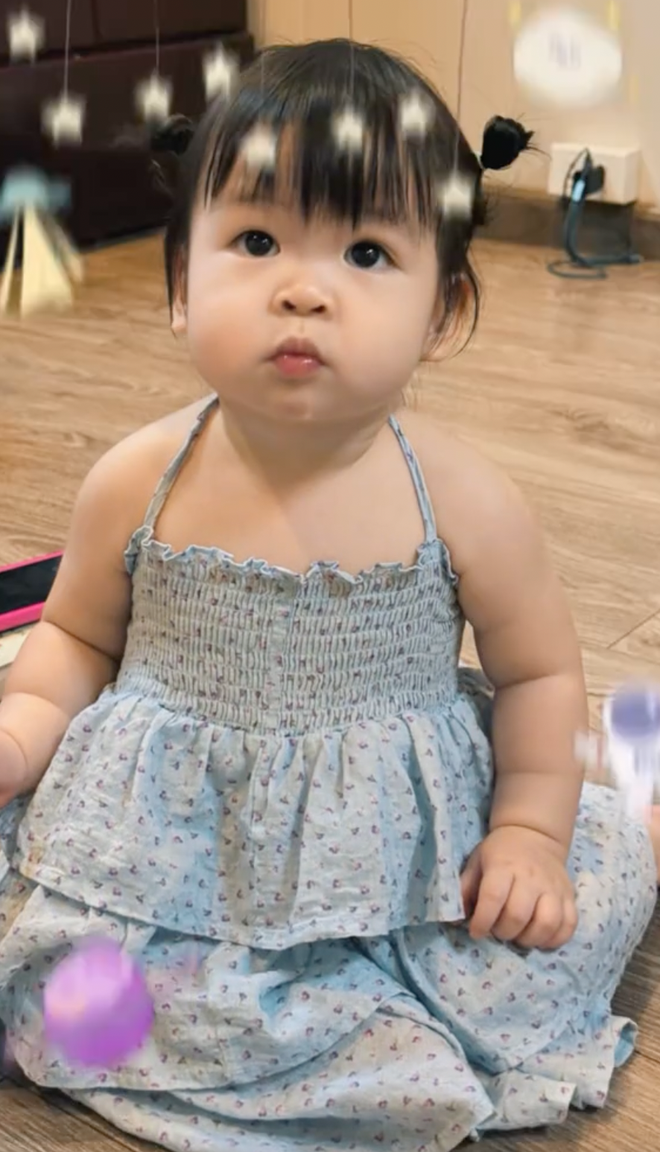 Đỗ Mỹ Linh tung loạt ảnh hiếm "dễ thương vô cùng" của ái nữ, tiết lộ vết sẹo mổ khi sinh con đầu lòng- Ảnh 4.