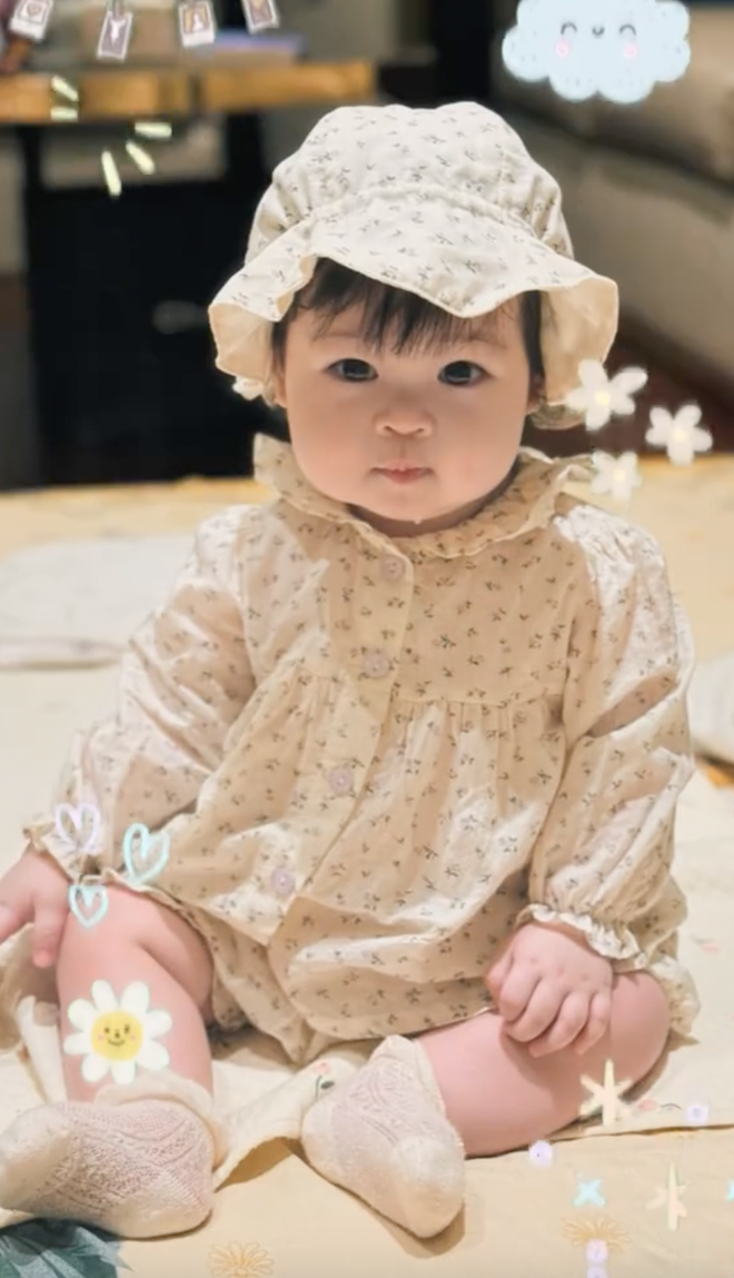 Đỗ Mỹ Linh tung loạt ảnh hiếm "dễ thương vô cùng" của ái nữ, tiết lộ vết sẹo mổ khi sinh con đầu lòng- Ảnh 2.