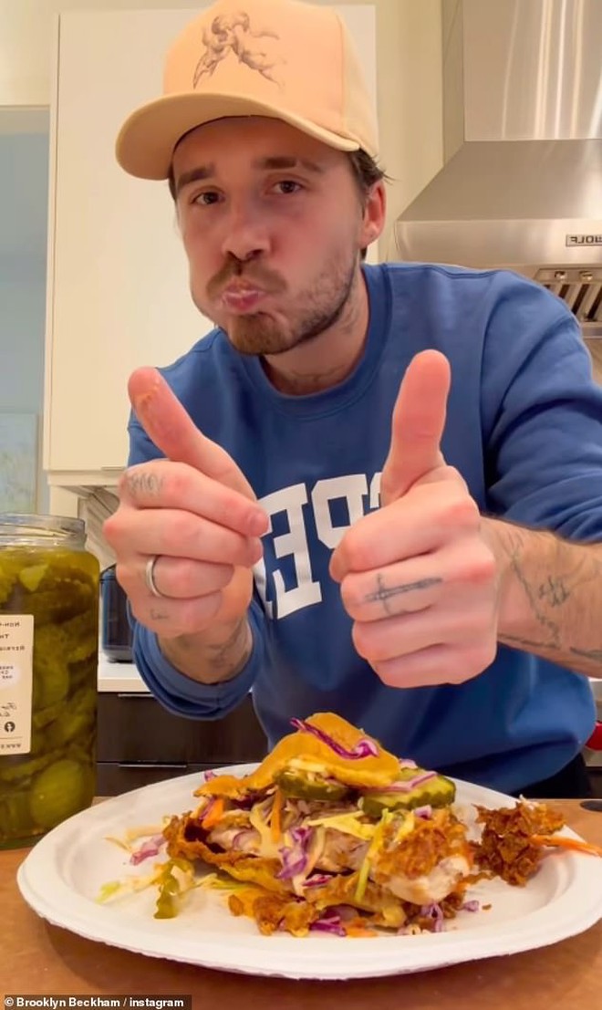 Cậu cả nhà Beckham khoe làm bánh mì kẹp gà rán “ngon như nhà hàng”, nhưng netizen đều có chung một lời chỉ trích- Ảnh 1.