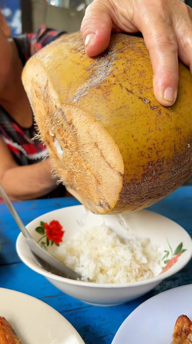 Khách phương xa "nổi da gà" khi thấy người miền Tây chan thứ nước này vào cơm- Ảnh 2.