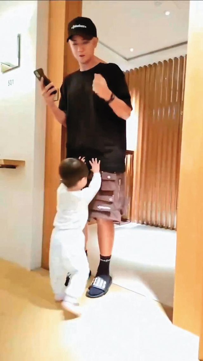 Ca sĩ T. bị cấm diễn đã có 2 con ngoài giá thú với trợ lý nhưng giấu nhẹm mấy năm qua?- Ảnh 3.