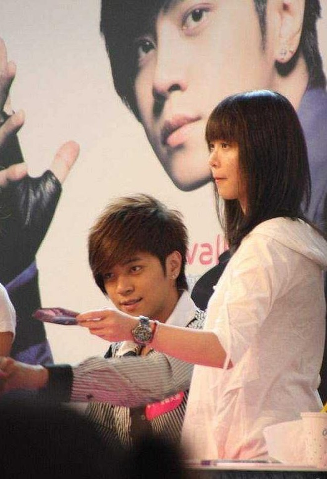 Ca sĩ T. bị cấm diễn đã có 2 con ngoài giá thú với trợ lý nhưng giấu nhẹm mấy năm qua?- Ảnh 5.