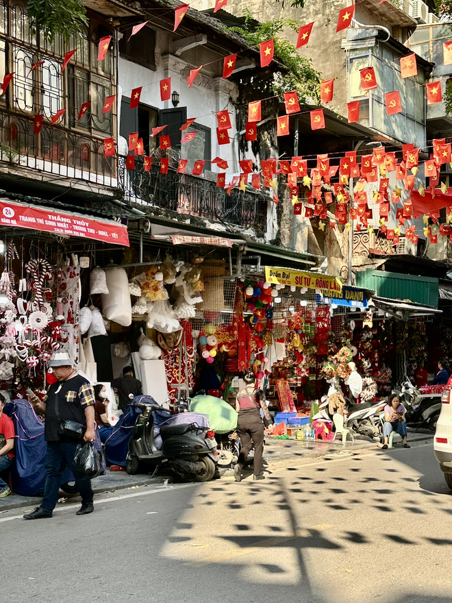 Cảnh tượng tại "phố Noel" trên Hàng Mã lúc này- Ảnh 4.