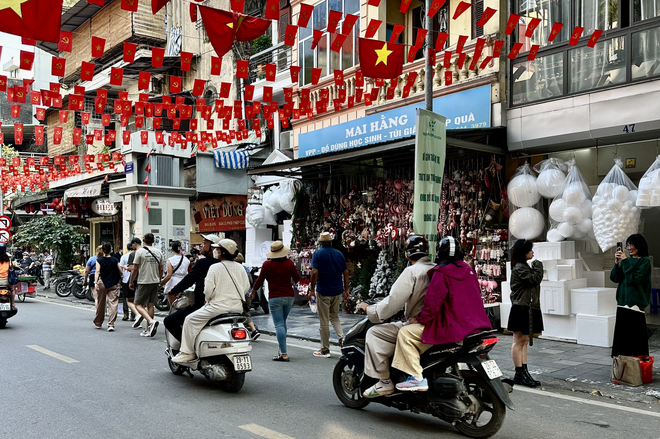 Cảnh tượng tại "phố Noel" trên Hàng Mã lúc này- Ảnh 14.
