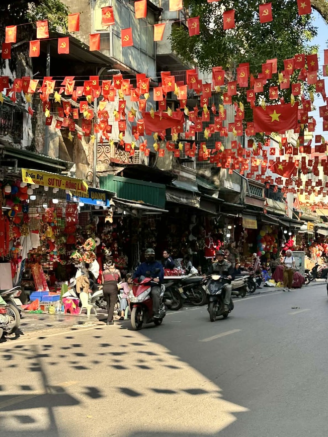 Cảnh tượng tại "phố Noel" trên Hàng Mã lúc này- Ảnh 15.