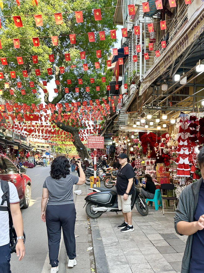 Cảnh tượng tại "phố Noel" trên Hàng Mã lúc này- Ảnh 16.