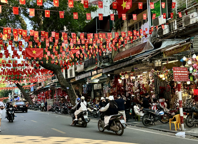 Cảnh tượng tại "phố Noel" trên Hàng Mã lúc này- Ảnh 17.