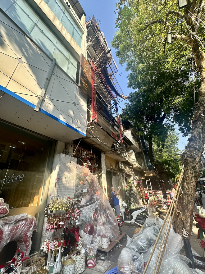 Cảnh tượng tại "phố Noel" trên Hàng Mã lúc này- Ảnh 8.