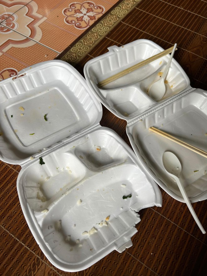 Hình ảnh những chiếc vỏ hộp đựng cơm cứu trợ gây xúc động- Ảnh 2.