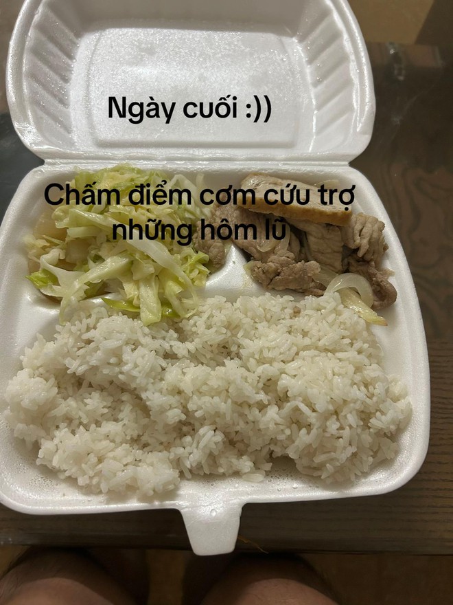 Hình ảnh những chiếc vỏ hộp đựng cơm cứu trợ gây xúc động- Ảnh 3.