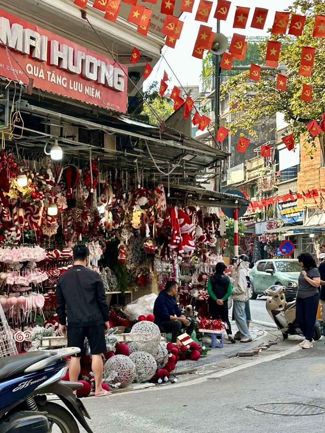 Cảnh tượng tại "phố Noel" trên Hàng Mã lúc này- Ảnh 11.
