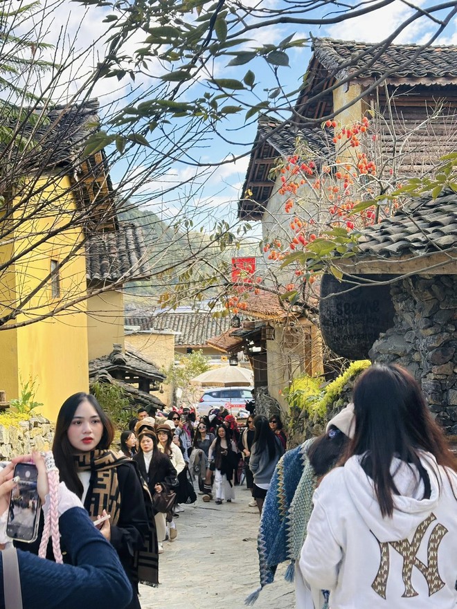 Tuyên Quang đông như Tết, khách lên Lô Lô Chải "khóc thét" vì xếp hàng cả tiếng mới có chỗ ngồi- Ảnh 6.