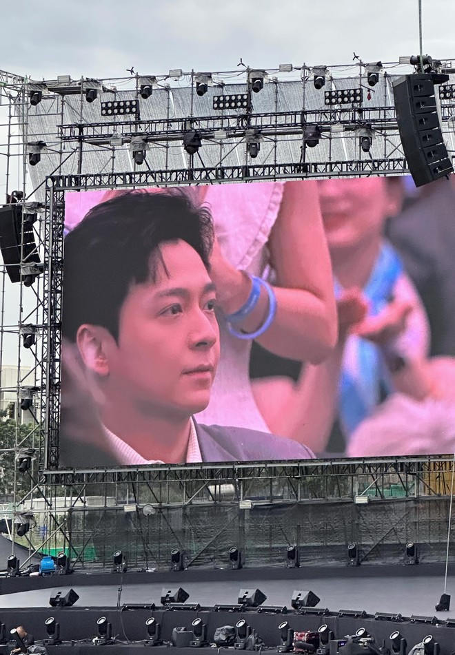 Màn hình led sáng rực bởi “nam thần có tuổi” nổi tiếng nhất Vbiz- Ảnh 4.
