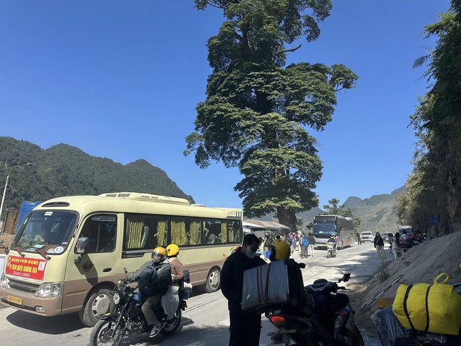 Tuyên Quang đông như Tết, khách lên Lô Lô Chải "khóc thét" vì xếp hàng cả tiếng mới có chỗ ngồi- Ảnh 9.