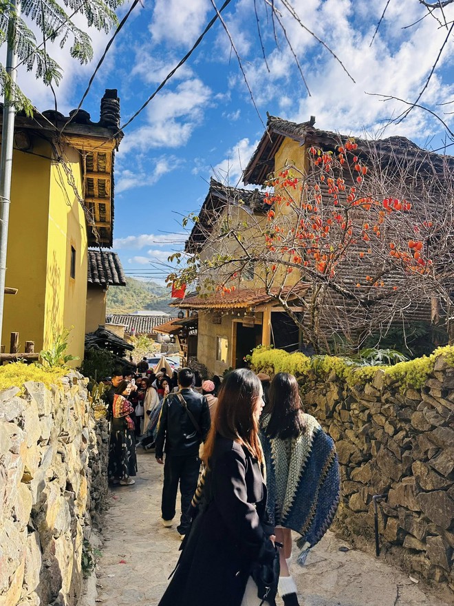 Tuyên Quang đông như Tết, khách lên Lô Lô Chải "khóc thét" vì xếp hàng cả tiếng mới có chỗ ngồi- Ảnh 5.