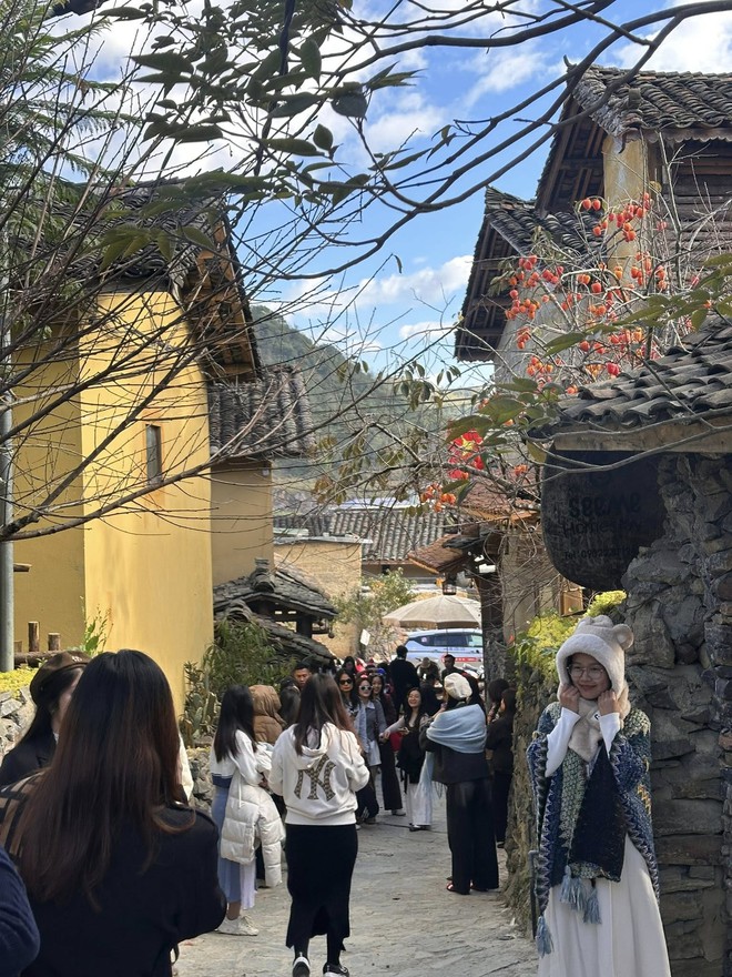 Tuyên Quang đông như Tết, khách lên Lô Lô Chải "khóc thét" vì xếp hàng cả tiếng mới có chỗ ngồi- Ảnh 4.