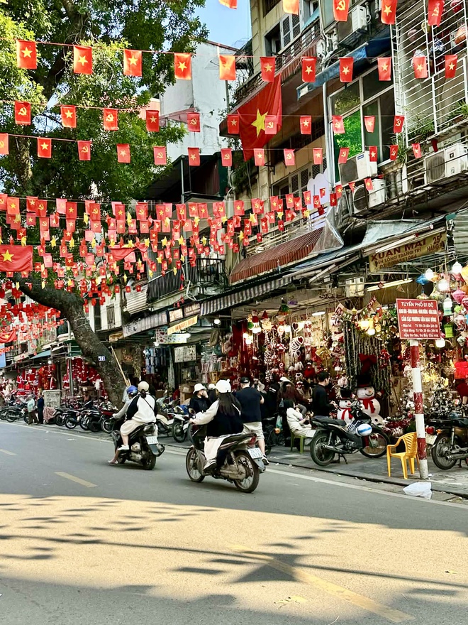 Cảnh tượng tại "phố Noel" trên Hàng Mã lúc này- Ảnh 13.