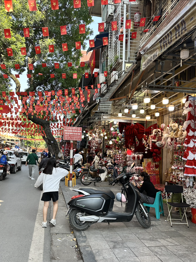 Cảnh tượng tại "phố Noel" trên Hàng Mã lúc này- Ảnh 2.