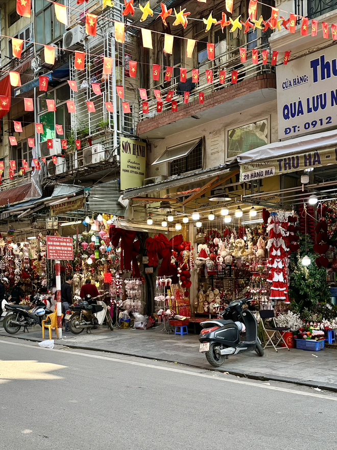 Cảnh tượng tại "phố Noel" trên Hàng Mã lúc này- Ảnh 3.