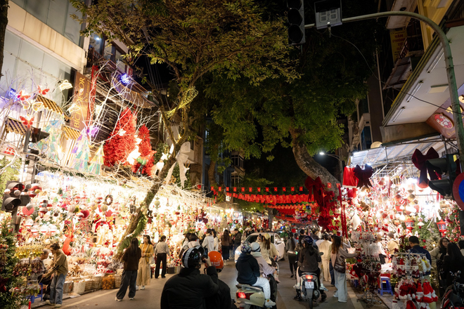 Cảnh tượng tại "phố Noel" trên Hàng Mã lúc này- Ảnh 5.