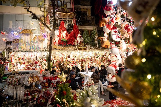 Cảnh tượng tại "phố Noel" trên Hàng Mã lúc này- Ảnh 6.