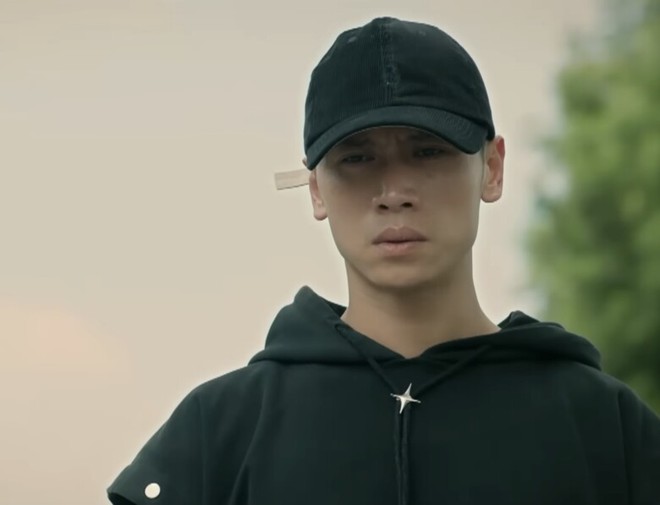 Nam thần phim giờ vàng gây tranh cãi vì đổi style nữ tính- Ảnh 2. Nam thần phim giờ vàng gây tranh cãi vì đổi style nữ tính- Ảnh 2.