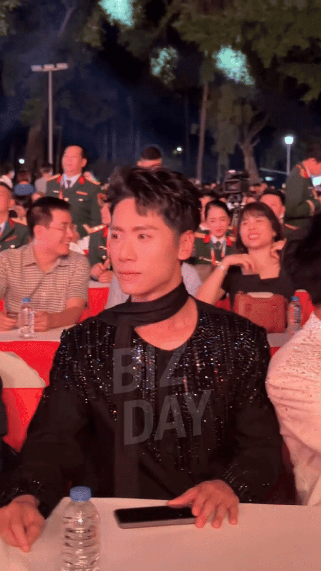 Nam thần phim giờ vàng gây tranh cãi vì đổi style nữ tính- Ảnh 3. Nam thần phim giờ vàng gây tranh cãi vì đổi style nữ tính- Ảnh 3.