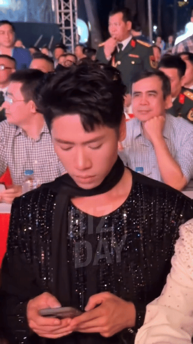 Nam thần phim giờ vàng gây tranh cãi vì đổi style nữ tính- Ảnh 4. Nam thần phim giờ vàng gây tranh cãi vì đổi style nữ tính- Ảnh 4.