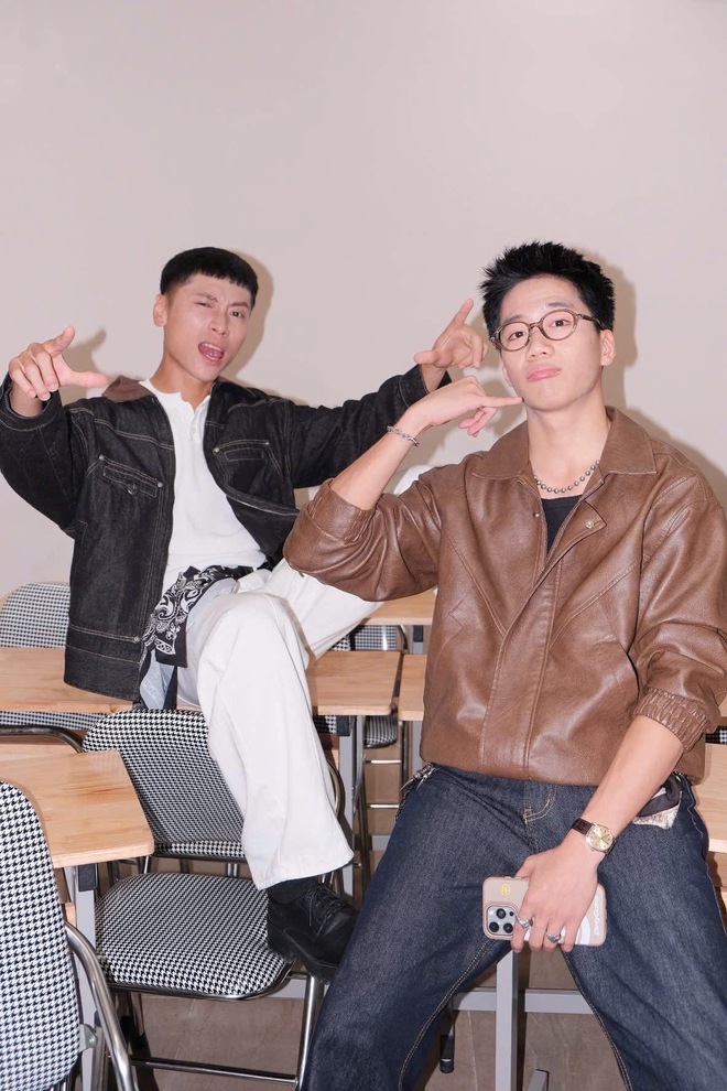 Nam thần phim giờ vàng gây tranh cãi vì đổi style nữ tính- Ảnh 8. Nam thần phim giờ vàng gây tranh cãi vì đổi style nữ tính- Ảnh 8.