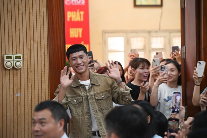 Nam thần phim giờ vàng gây tranh cãi vì đổi style nữ tính- Ảnh 9. Nam thần phim giờ vàng gây tranh cãi vì đổi style nữ tính- Ảnh 9.