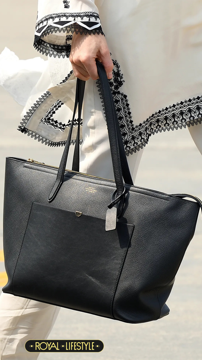 Chiếc túi xanh navy “quốc dân” đi theo Vương phi Kate gần 10 năm: Nhìn rất bình thường mà sao “quyền lực” đến vậy?- Ảnh 2.