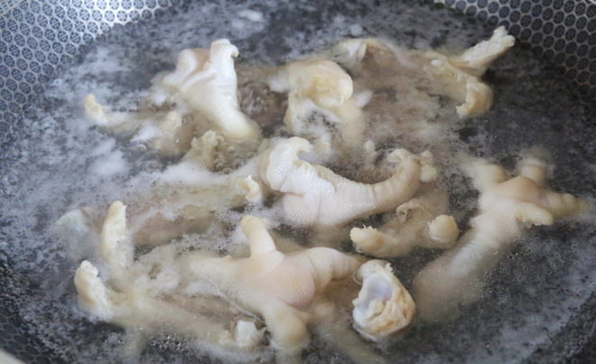 Chân gà sốt Thái hương lê: Món "nhắm chơi chơi" mà hết veo cả đĩa- Ảnh 4. Chân gà sốt Thái hương lê: Món "nhắm chơi chơi" mà hết veo cả đĩa- Ảnh 4.