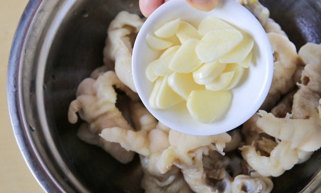 Chân gà sốt Thái hương lê: Món "nhắm chơi chơi" mà hết veo cả đĩa- Ảnh 6. Chân gà sốt Thái hương lê: Món "nhắm chơi chơi" mà hết veo cả đĩa- Ảnh 6.