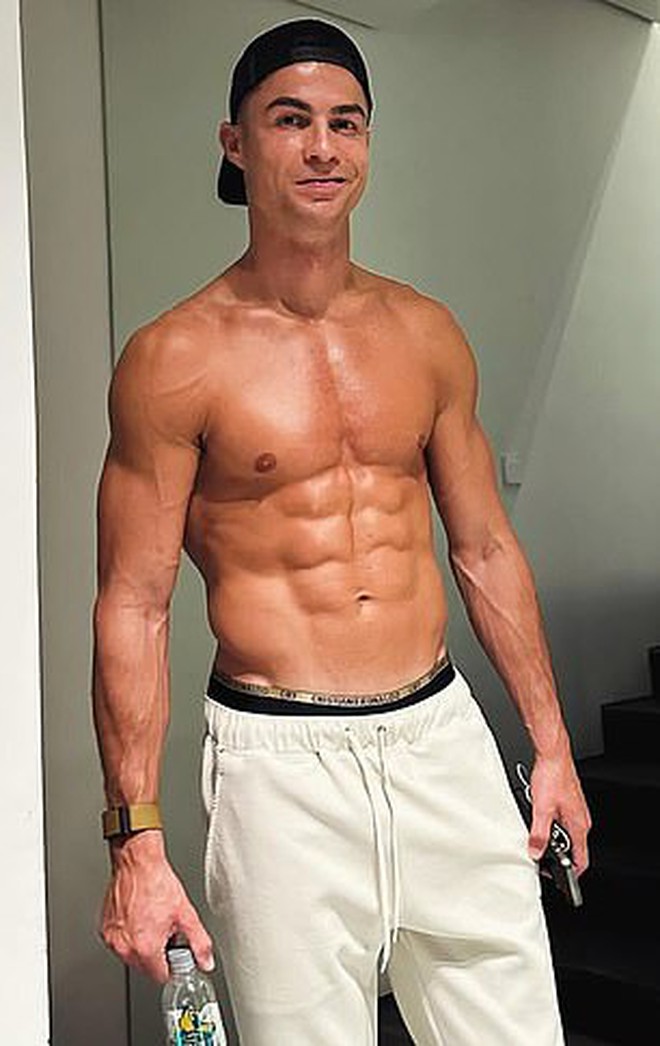 Con trai Beckham chế giễu Ronaldo sau màn phát ngôn gây sốc: "Mặt Beckham đẹp, còn lại bình thường, tôi thì... hoàn hảo"- Ảnh 2.