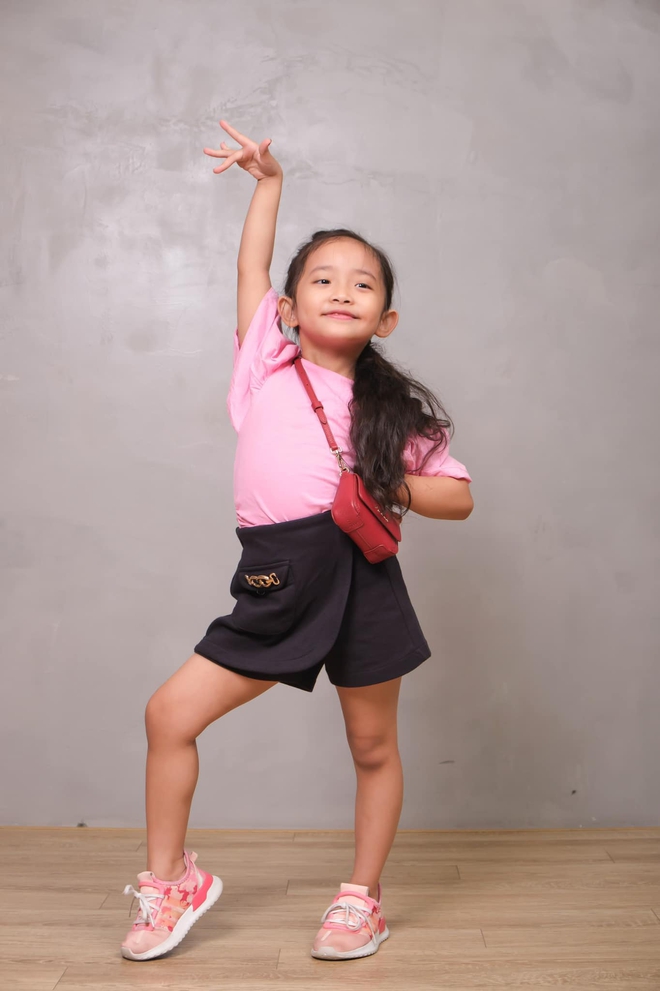 "Mợ chảnh" nhà Khánh Thi - Phan Hiển đời thường xinh yêu như công chúa, lên sàn nhảy lại khí chất đúng "con nhà nòi"- Ảnh 4. "Mợ chảnh" nhà Khánh Thi - Phan Hiển đời thường xinh yêu như công chúa, lên sàn nhảy lại khí chất đúng "con nhà nòi"- Ảnh 4.