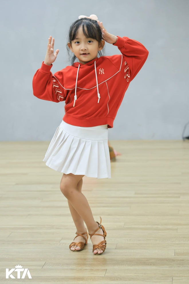 "Mợ chảnh" nhà Khánh Thi - Phan Hiển đời thường xinh yêu như công chúa, lên sàn nhảy lại khí chất đúng "con nhà nòi"- Ảnh 5. "Mợ chảnh" nhà Khánh Thi - Phan Hiển đời thường xinh yêu như công chúa, lên sàn nhảy lại khí chất đúng "con nhà nòi"- Ảnh 5.