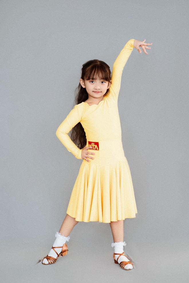 "Mợ chảnh" nhà Khánh Thi - Phan Hiển đời thường xinh yêu như công chúa, lên sàn nhảy lại khí chất đúng "con nhà nòi"- Ảnh 8. "Mợ chảnh" nhà Khánh Thi - Phan Hiển đời thường xinh yêu như công chúa, lên sàn nhảy lại khí chất đúng "con nhà nòi"- Ảnh 8.