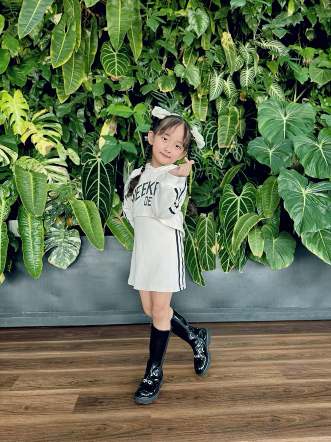 "Mợ chảnh" nhà Khánh Thi - Phan Hiển đời thường xinh yêu như công chúa, lên sàn nhảy lại khí chất đúng "con nhà nòi"- Ảnh 17. "Mợ chảnh" nhà Khánh Thi - Phan Hiển đời thường xinh yêu như công chúa, lên sàn nhảy lại khí chất đúng "con nhà nòi"- Ảnh 17.